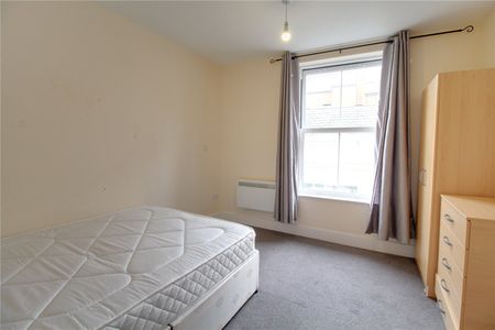 Union Terrace, Aldershot, GU11 - Photo 2