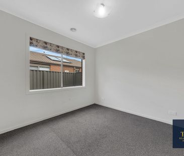 Spacious Family Home in a Prime Cranbourne East Location!! - Photo 3