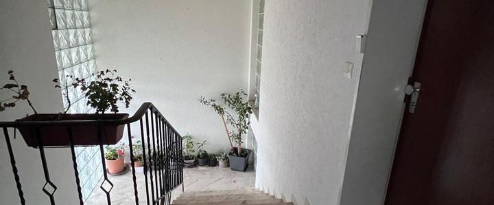 Große 3,5-Zimmer-Dachgeschosswohnung in ruhiger Lage zu vermieten - Foto 1