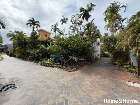 2 BEDROOM : 1 BATHROOM : FULLY FURNISHED : RESORT STYLE LIVING ON MACROSSAN ST - Photo 5