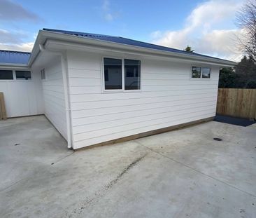 This stunning townhouse - Photo 3