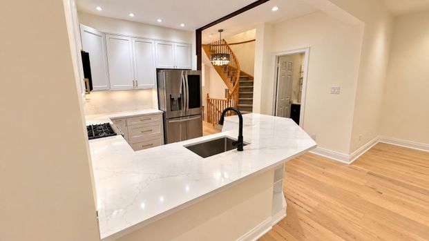 For Lease - 8 Edgemont Court, Richmond Hill, Ontario - Photo 1