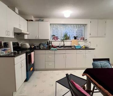 Convenient Spacious 1 Bedroom Suite by Canada Line W41st Ave - Photo 4