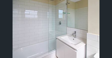 Freshly renovated cosy one-bedroom unit - Photo 3