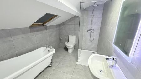 1 bedroom in a house share to rent - Photo 2