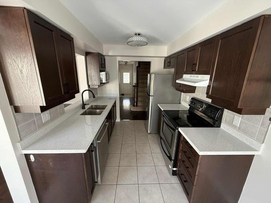 For Lease - 554 Ashbourne Crescent, Barrhaven, Ontario - Photo 1