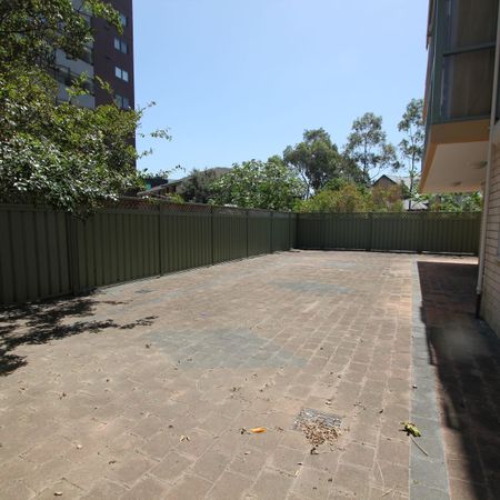 Oversized 2-Bedroom Apartment with Large Entertaining Courtyard - Photo 3