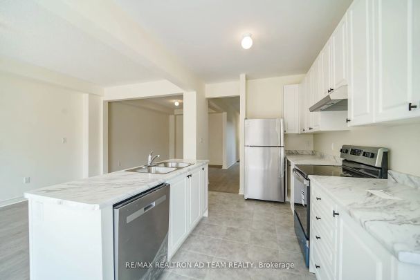 Condo Townhouse For Lease | E9014239 - Photo 1