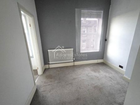 2 bedroom end of terrace house to rent - Photo 3