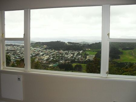 Kingston Gem: Spacious 5-Bedroom Family Home with - Photo 2