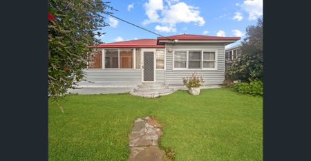 SPACIOUS 3 BEDROOM HOME - Photo 5