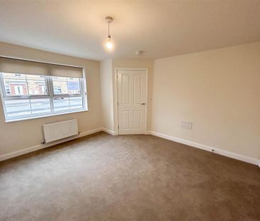 3 bedroom end of terrace house to rent - Photo 2