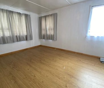 DRURY, 5 BEDROOMS - Photo 2