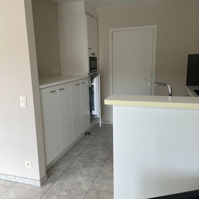 ruim instapklaar twee slaapkamer appartement met groot terras & gelijkvloerse garage - Foto 1