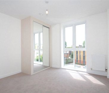 2 bedroom Flat in Oscar Wilde Road, Reading - Photo 2