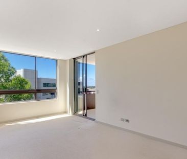 Modern 2 Bedroom Unit in Prime CBD Location - Walk to Everything - Photo 6