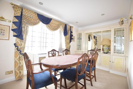 Chiltern Court, Baker Street, Marylebone, London NW1 - Photo 2