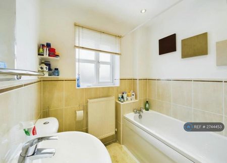 1 bedroom in a house share to rent - Photo 4