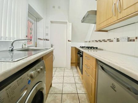 2 bedroom ground floor flat to rent - Photo 3