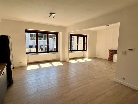 Volledig gerenoveerd appartement met 2 slaapkamers en parking - Photo 5