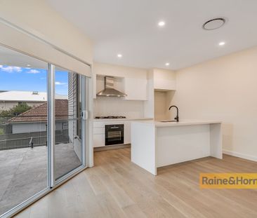 MODERN THREE BEDROOM TOWNHOUSE - Photo 3