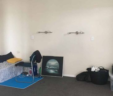 6 bedroom house in Pukekohe - Photo 2