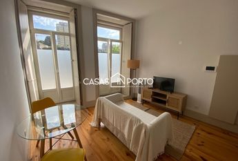 Apartamento T0+1 para arrendamento na Rua Santa Catarina, Porto