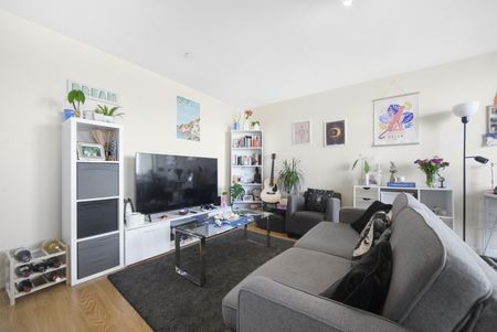 1 Bed Flat, Panoramic Tower, E14 - Photo 3