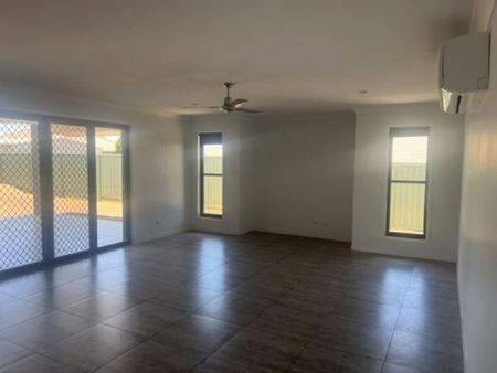 Spacious Executive Style 4 Bedroom Home - Photo 4