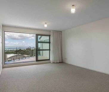 Modern 2 Bedroom Apartment - Photo 5