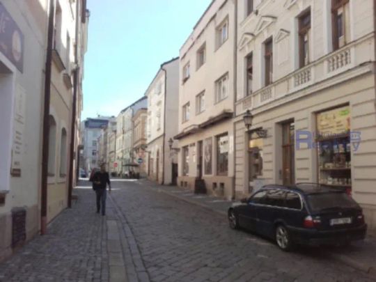 Pronájem zrekonstruovaného bytu 2+kk v historickém centru HK - Photo 1