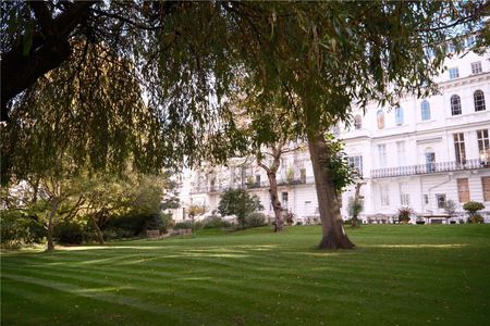 A stunning duplex in a period building on Ladbroke Gardens with direct access to communal gardens - Photo 5