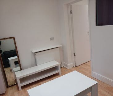 1 Bed Flat, St. Johns Road, NW11 - Photo 2