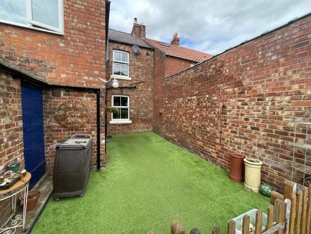 4 bedroom terraced house to rent - Photo 2