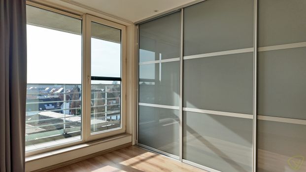 Lichtrijk appartement met panoramisch uitzicht op de Markt van Eeklo! - Photo 1