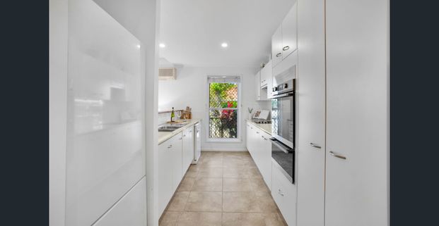 Gorgeous 3-Bedroom Townhouse with Private Courtyard - Photo 1