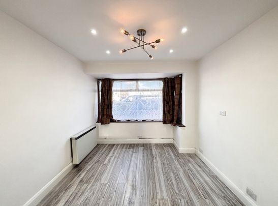 Collins Avenue, Stanmore, HA7 - Photo 1