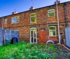 2 BEDROOM House - Terraced - Photo 2