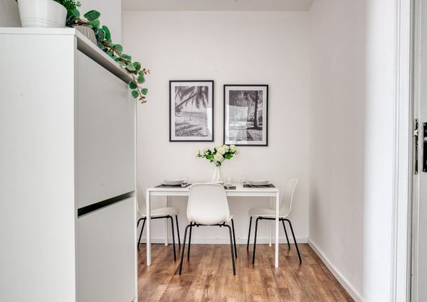 Large single room with balcony in Milan