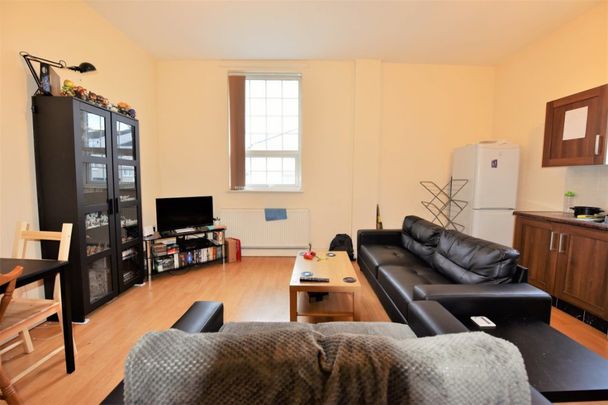 2 bedroom Flat in 14 Raglan Road, Leeds - Photo 1