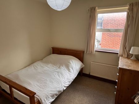 6 Bed Semi-Detached House, Wilton Avenue, SO15 - Photo 3