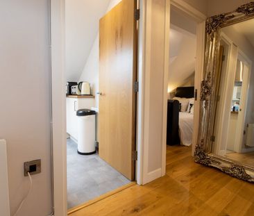 2 Bed Flat, Harrogate Road, LS17 - Photo 5