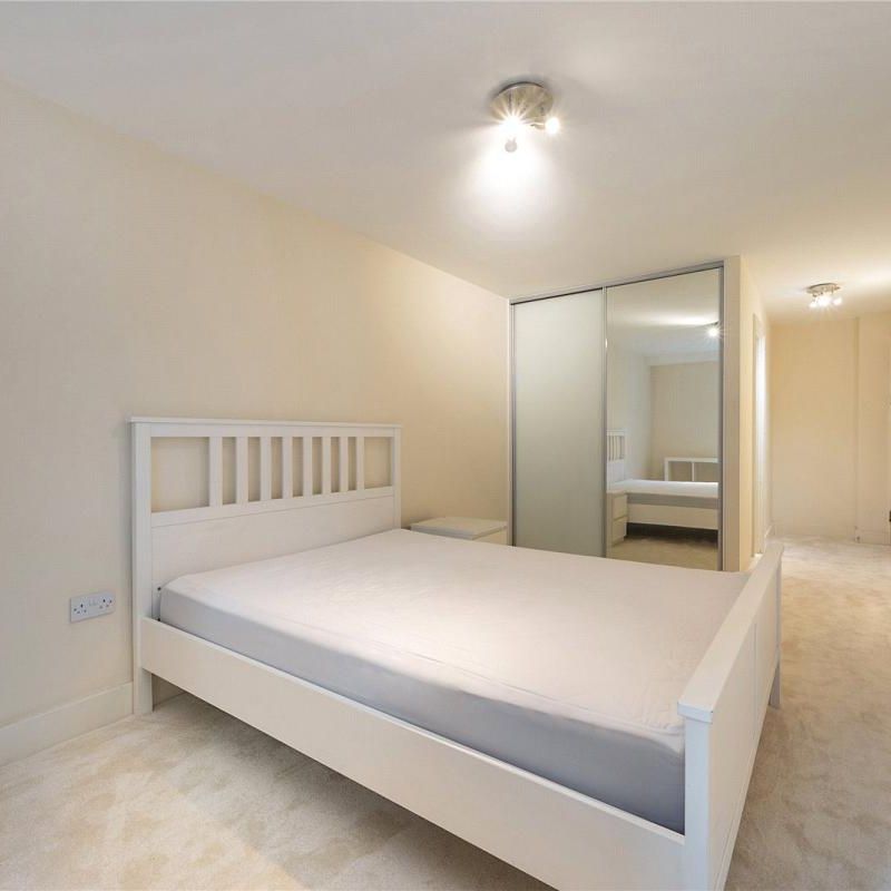 2 bedroom flat in London - Photo 1