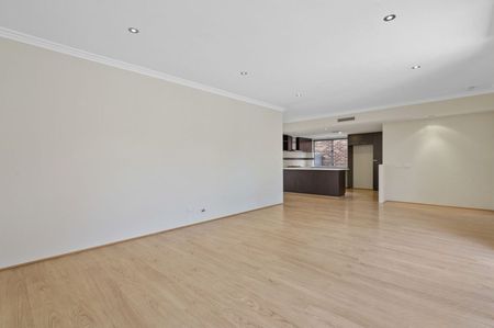 Stylish & Spacious Townhouse! - Photo 3