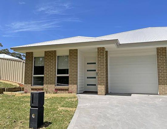 Spacious 4-Bedroom Duplex in Sunshine Bay - Photo 1