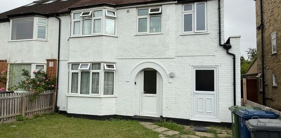 This fully furnished studio room is available in a three-person professional house share, located just off Cherry Hinton Road. The property offers excellent access to Addenbrooke’s Hospital, Cambridge Train Station, and the city centre, making it ideal for working professionals. - Photo 2