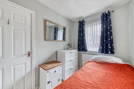 2 bedroom end of terrace house to rent - Photo 4