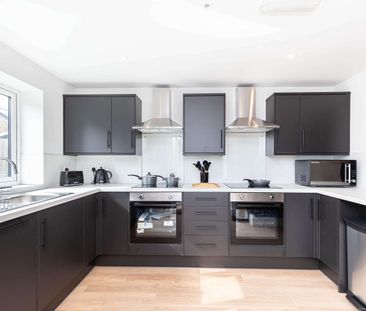 Modern Living - Large Stylish Double En-Suite Rooms Room 2 - Photo 4