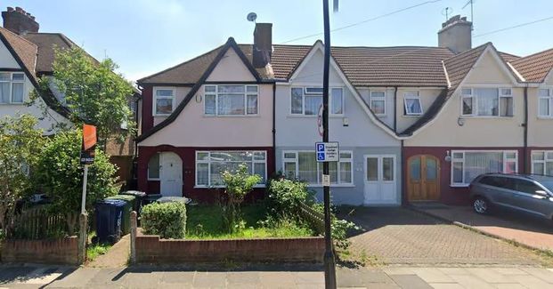 The Fairway, Northolt UB5, London - Photo 1
