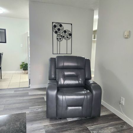 304, 3811 - 54 Ave - Photo 2